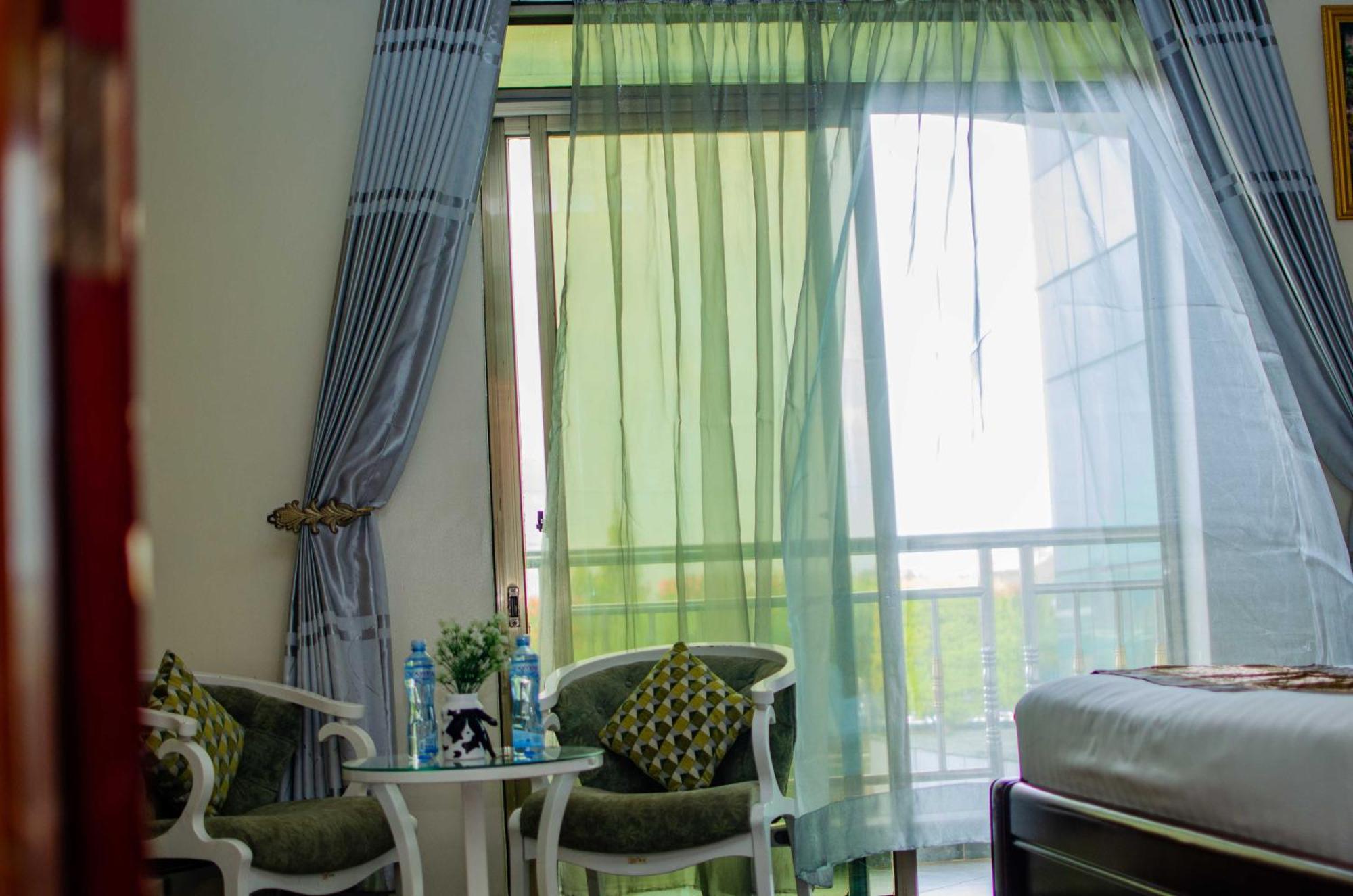 La Grande Hotel Kampala Exteriör bild